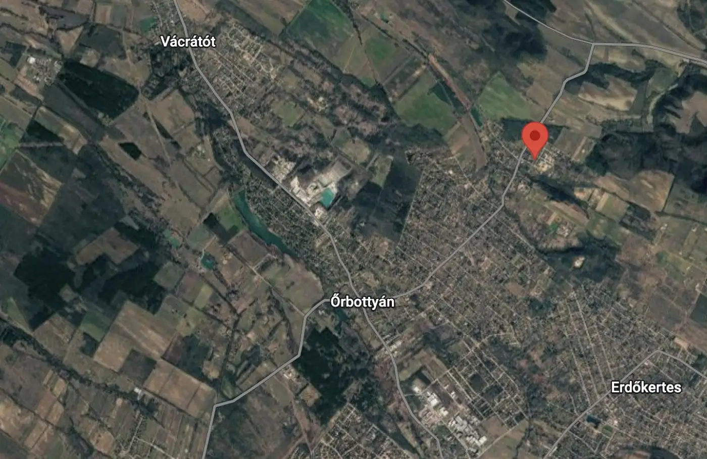 Das gesamte Siedlungsgebiet von Őrbottyán im Luftbild, ringsum Wälder und Äcker