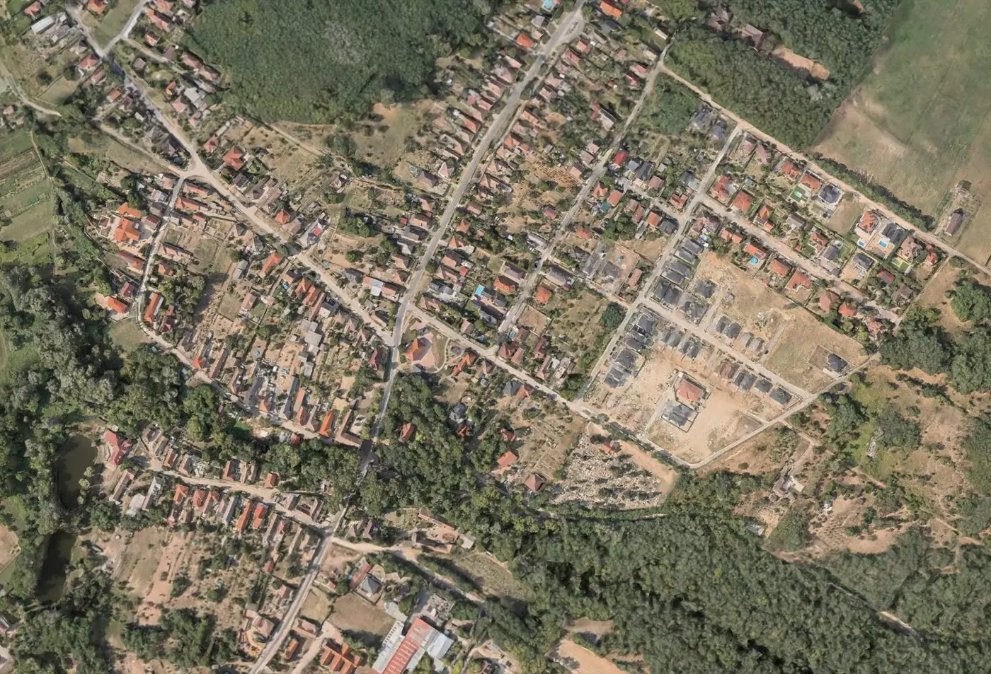 Der Stadtteil aus der Luft: Einfamilienhäuser mit Gärten, entstehende neue Straßen